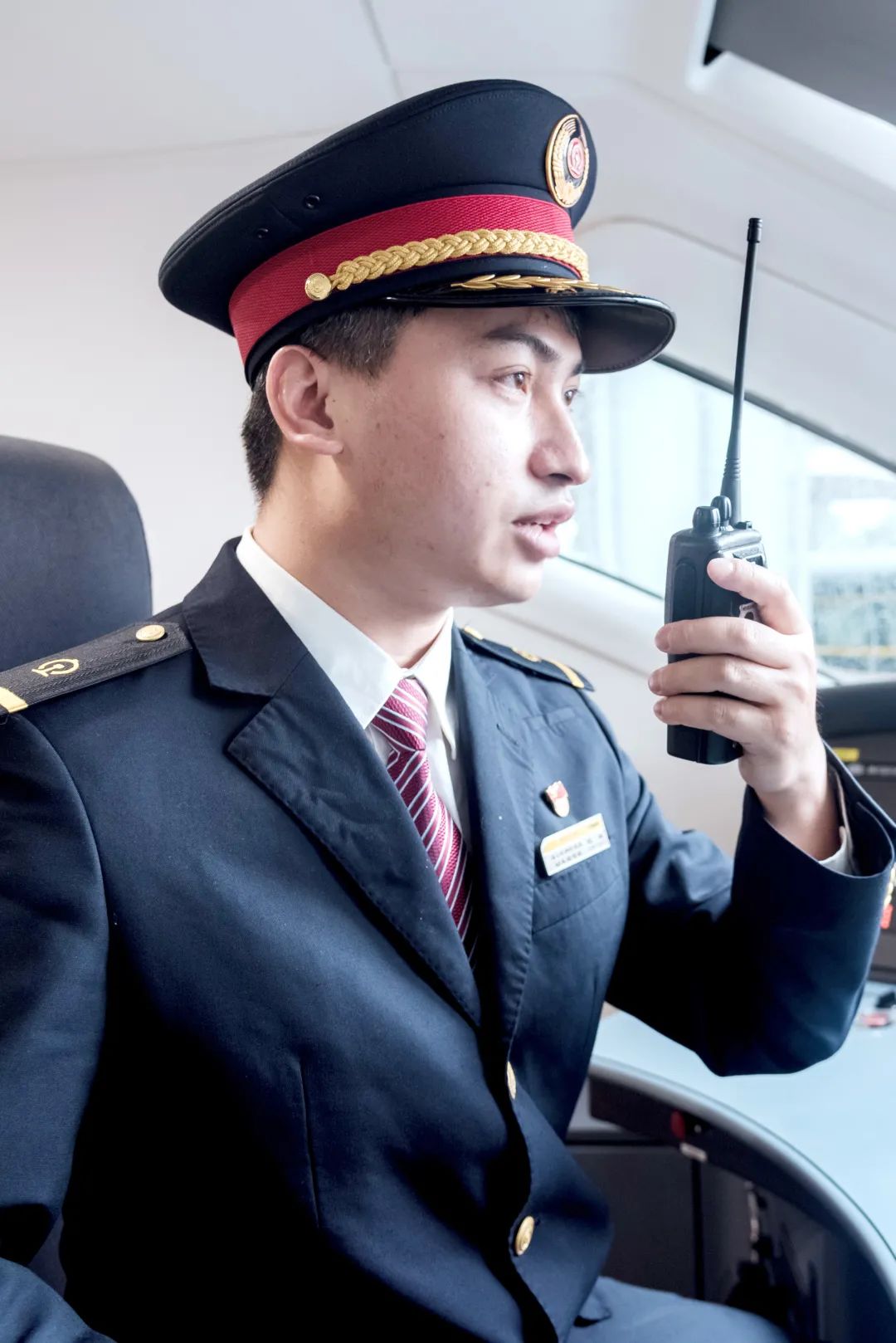 全岛最帅的高铁司机给您拜年了