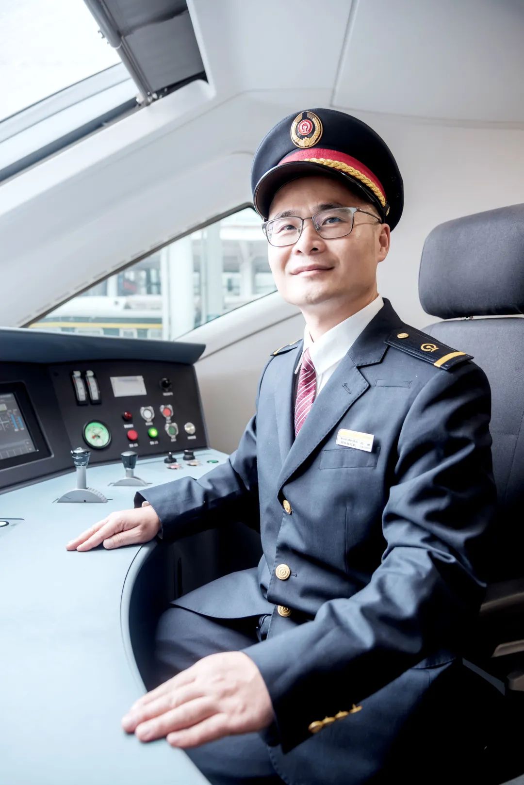 全岛最帅的高铁司机给您拜年了