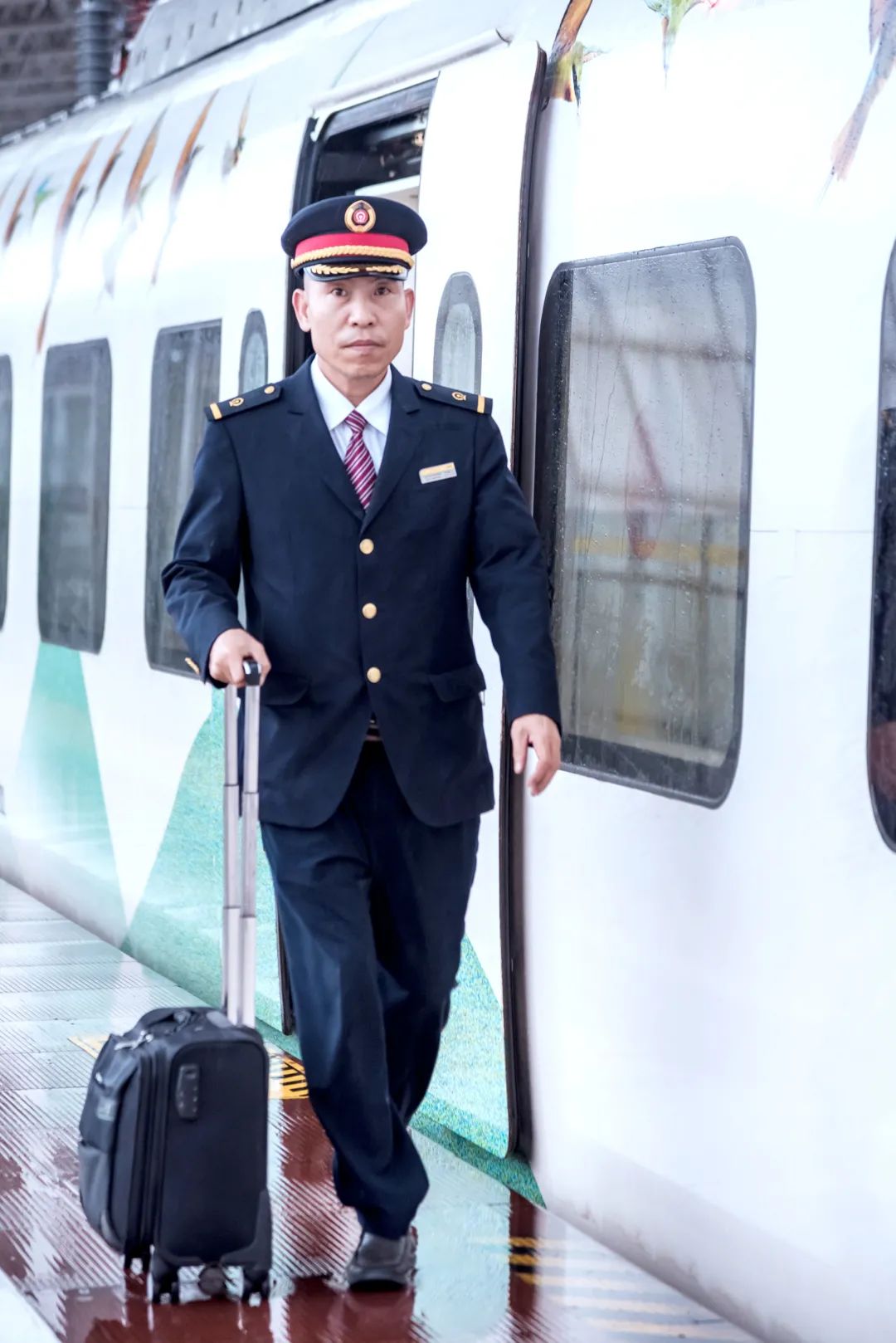 全岛最帅的高铁司机给您拜年了