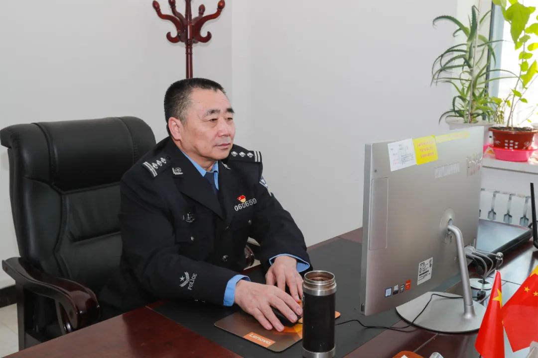 呼德勒高墙内坚守19年为青年民警打样