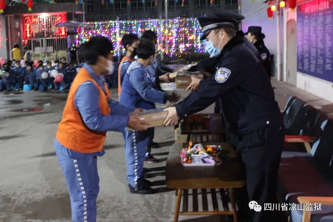 监狱服刑的她们这样过年