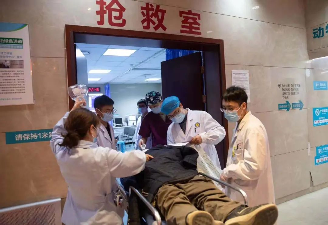 昨晚,我们在团年,他们在救人