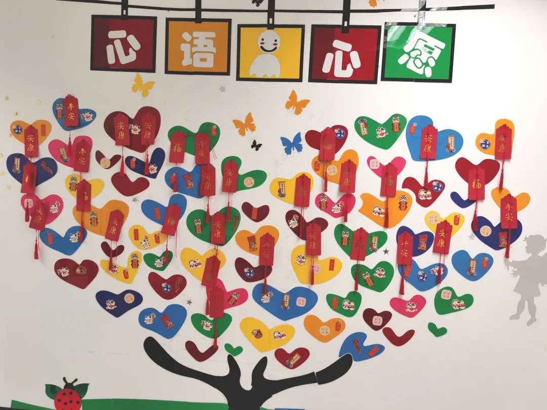 泌尿外科病房的心语心愿墙上,贴满了"平安"和"安康"二字.