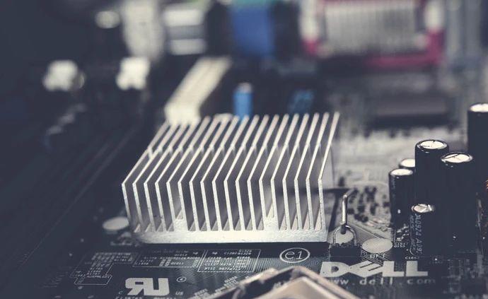 AMD攻，Intel守，红蓝大战趋于白热化