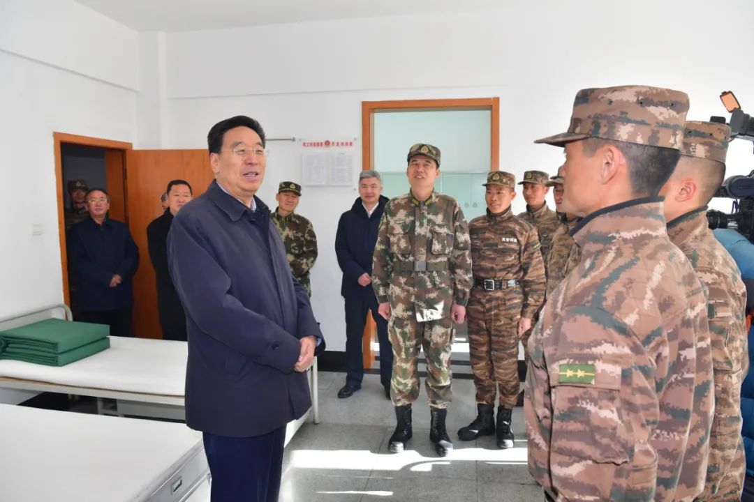吴英杰看望慰问驻藏人民解放军武警部队官兵