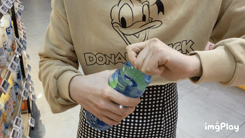 女生拧不开瓶盖是装的吗她可能暗示你