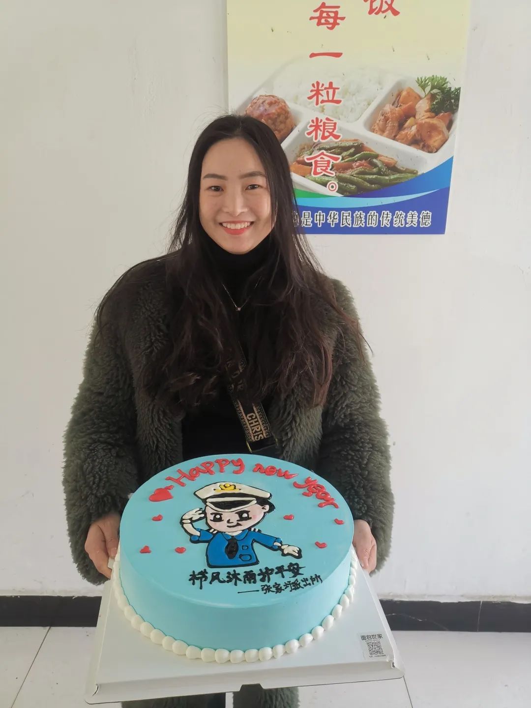 被视频中人民警察坚守岗位的情景触动,于是亲自动手做了蛋糕送到了