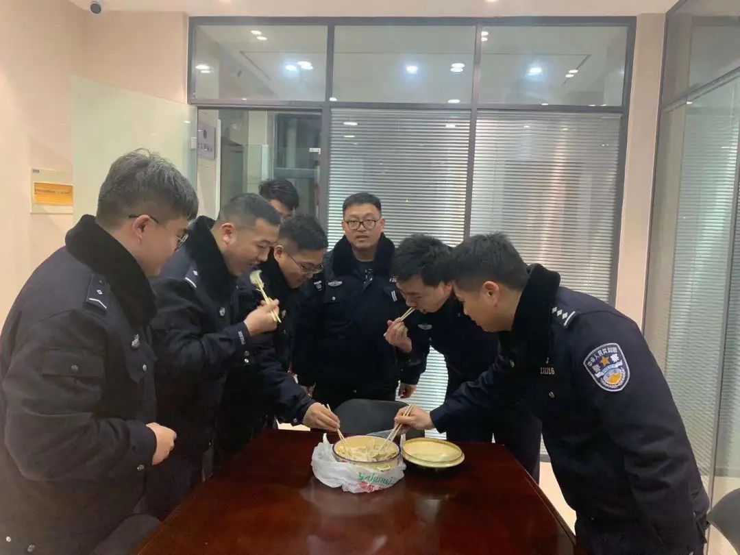 曝光警察蜀黍的年夜饭都吃了啥