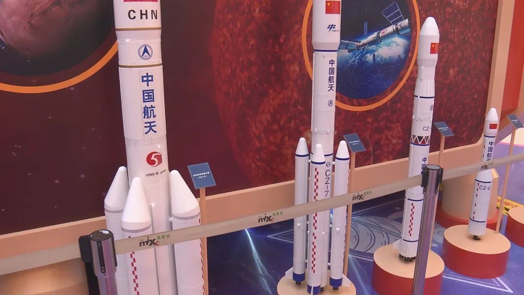 此外,现场还展示了最全长征家族火箭模型"全家福";再现了神舟七号载人