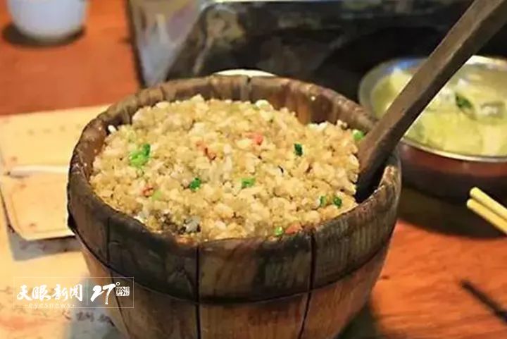 小粑粑有葷素之分,粑粑外皮是蕎麥麵,裡面包裹著豆腐