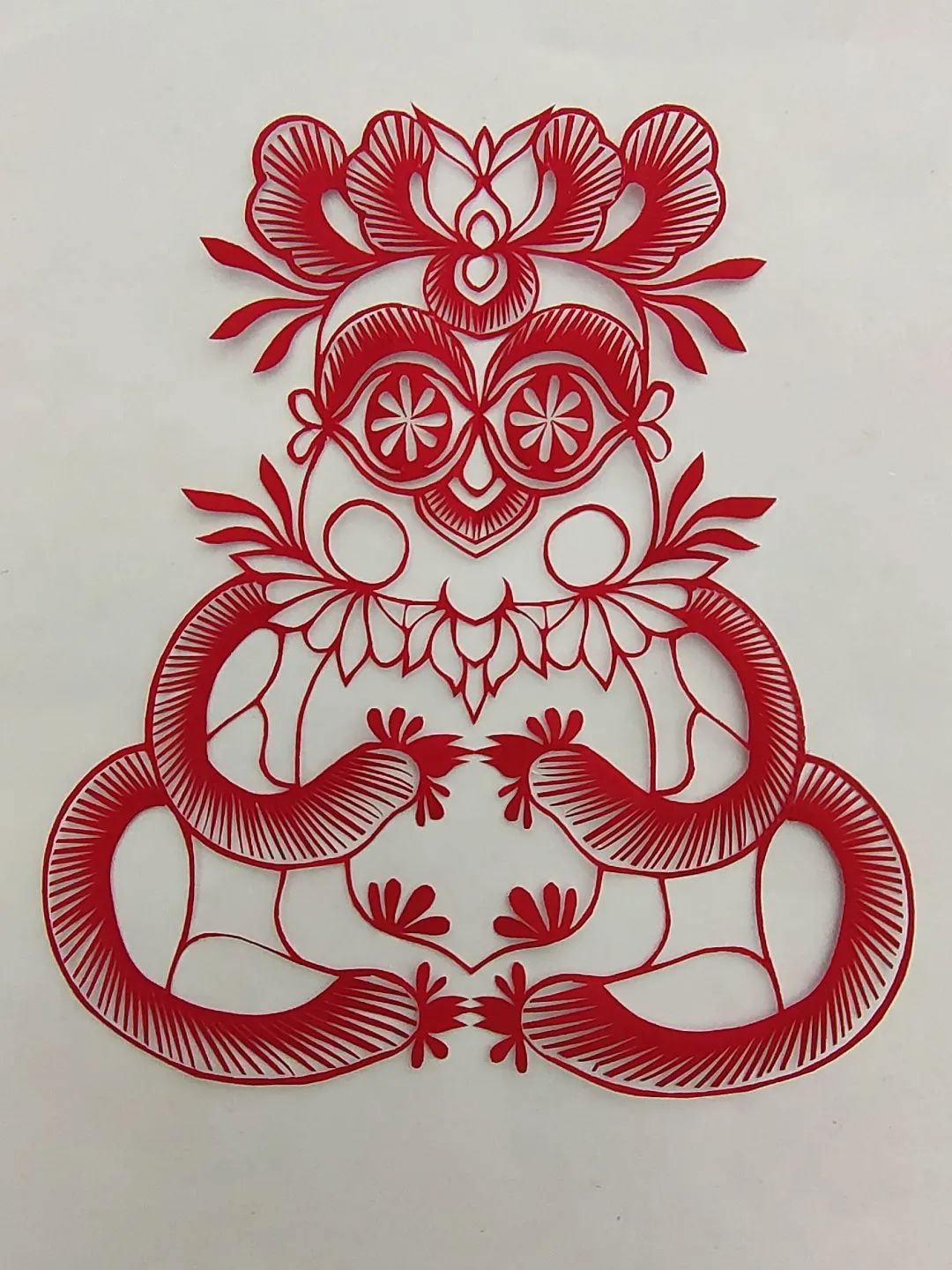 黄龙县剪纸非遗传承人贺强牛年春节你家有没有准备喜气洋洋的窗花呢?