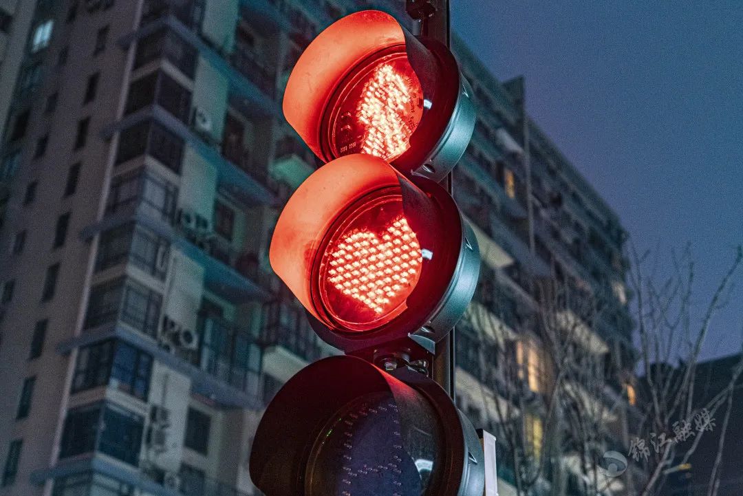 步入花团锦簇的四季花街在"心"形红绿灯的指引下经过浪漫唯美的邂逅广