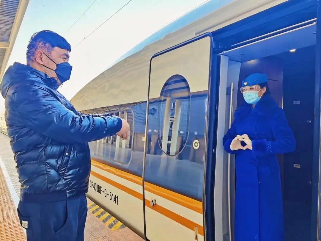 刘鑫杰是包头车辆段高铁车队的一名乘务员石华是包头客运段春运后生个