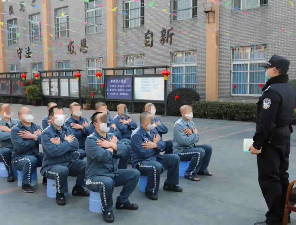 四川省邛崃监狱各监区组织开展各种各样的文体活动,丰富服刑人员节日