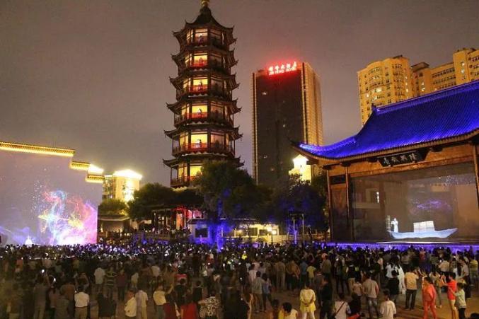 梦时代广场出行攻略:搭乘南昌地铁1号线,在谢家村站4号口出,街区距离