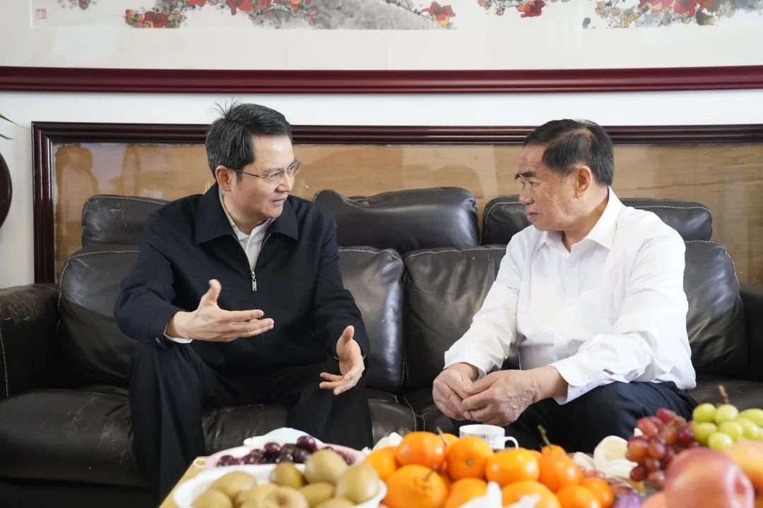 市委书记殷昭举慰问骆雁秋.市委书记殷昭举慰问梁戈文.