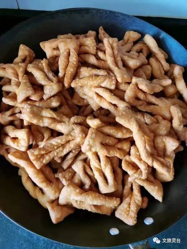 过年炸果子,对灵台厨娘们来说是一件大工程,要专门腾出至少一个早上