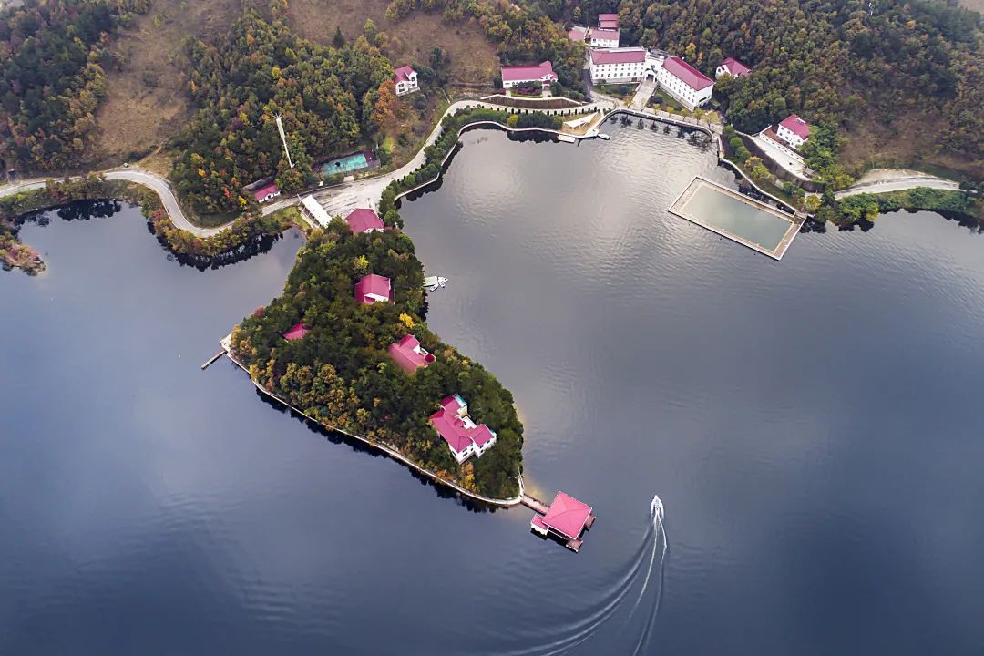 山水一色,碧波千顷玉笼青纱,峰峦叠嶂紧邻的便是孝昌观音湖好山好水两