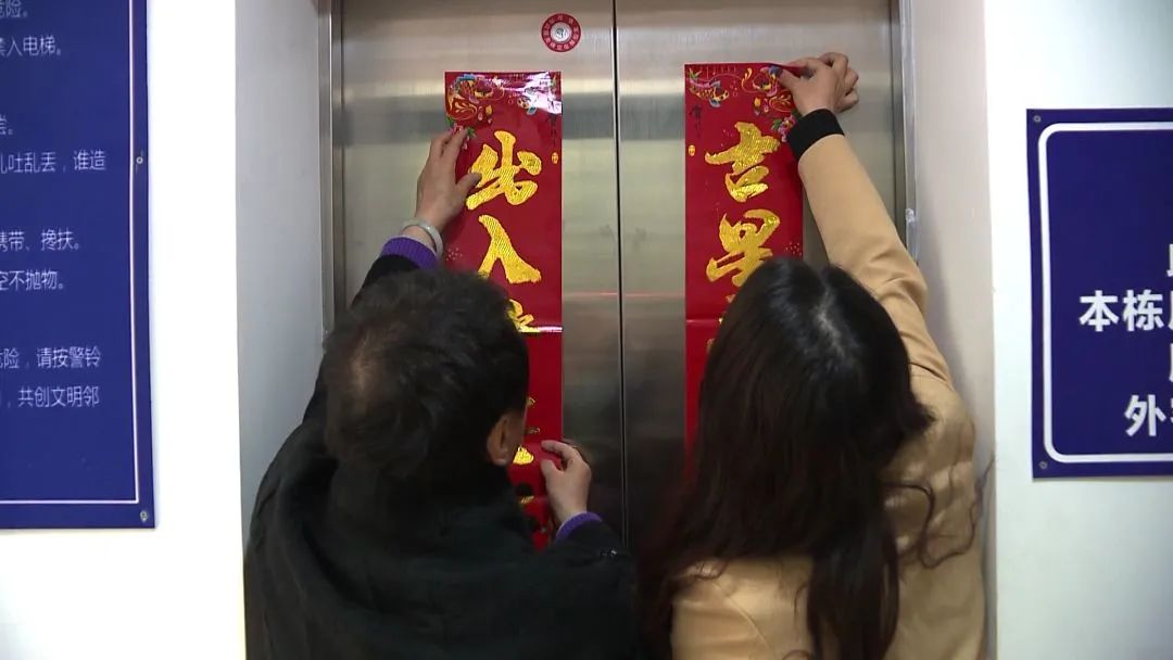这位加装电梯助产士帮杨浦悬空老人解决登高难爱申活暖心春