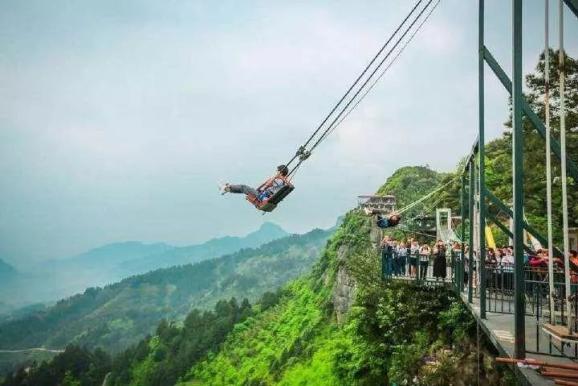 高空盘山玻璃栈道玻璃栈道好玩的网红项目将此视频转发至朋友圈集赞10