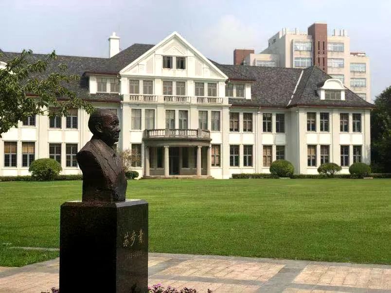 苏步青像与子彬院2011年,子彬院修缮完毕,改名为"吕志和楼",划拨复旦