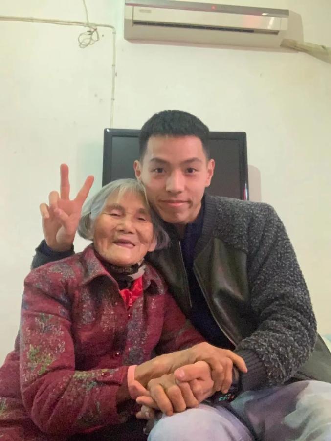 相差61岁的“婚纱照”，背后故事看哭了