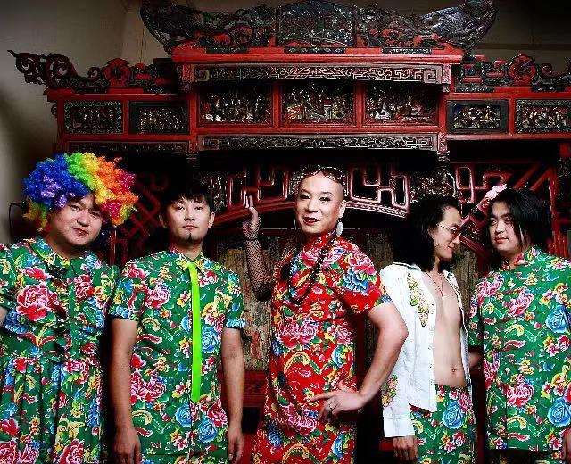 supreme出新款大花棉袄网友拜个年穿还是挺合适的