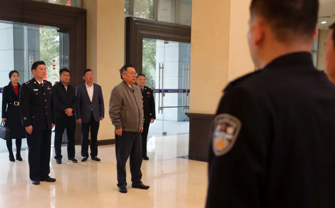 市委常委,市委秘书长欧阳锋,市委常委,市委组织部部长罗国宇陪同慰问