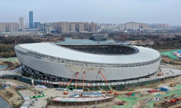 体育馆,游泳馆正在进行金属屋面施工健身馆屋面防水基本完成体育场内