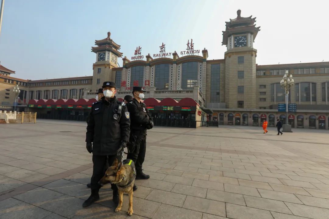 特警支隊鐵鷹突擊隊和警犬工作隊的隊員們在北京站廣場上巡邏執勤