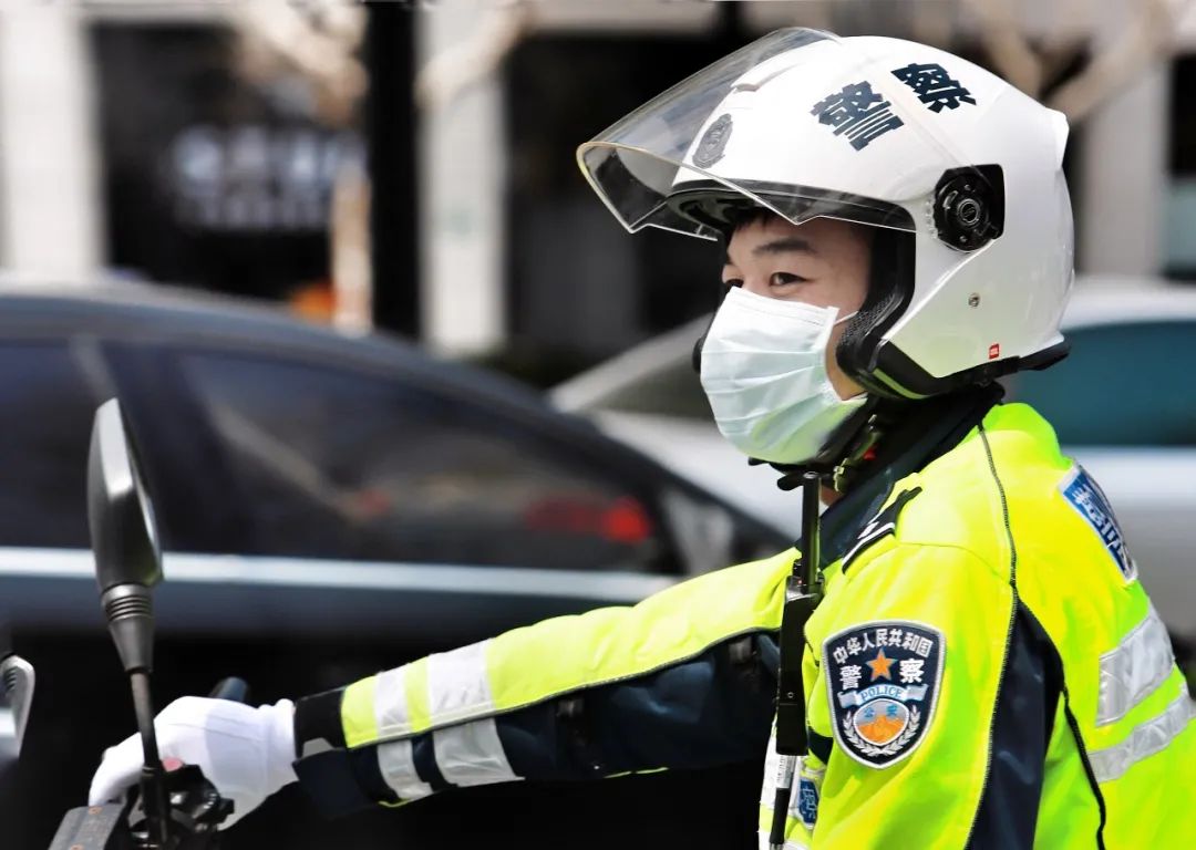 爱申活暖心春 | "最美交警",节日为你守"沪"
