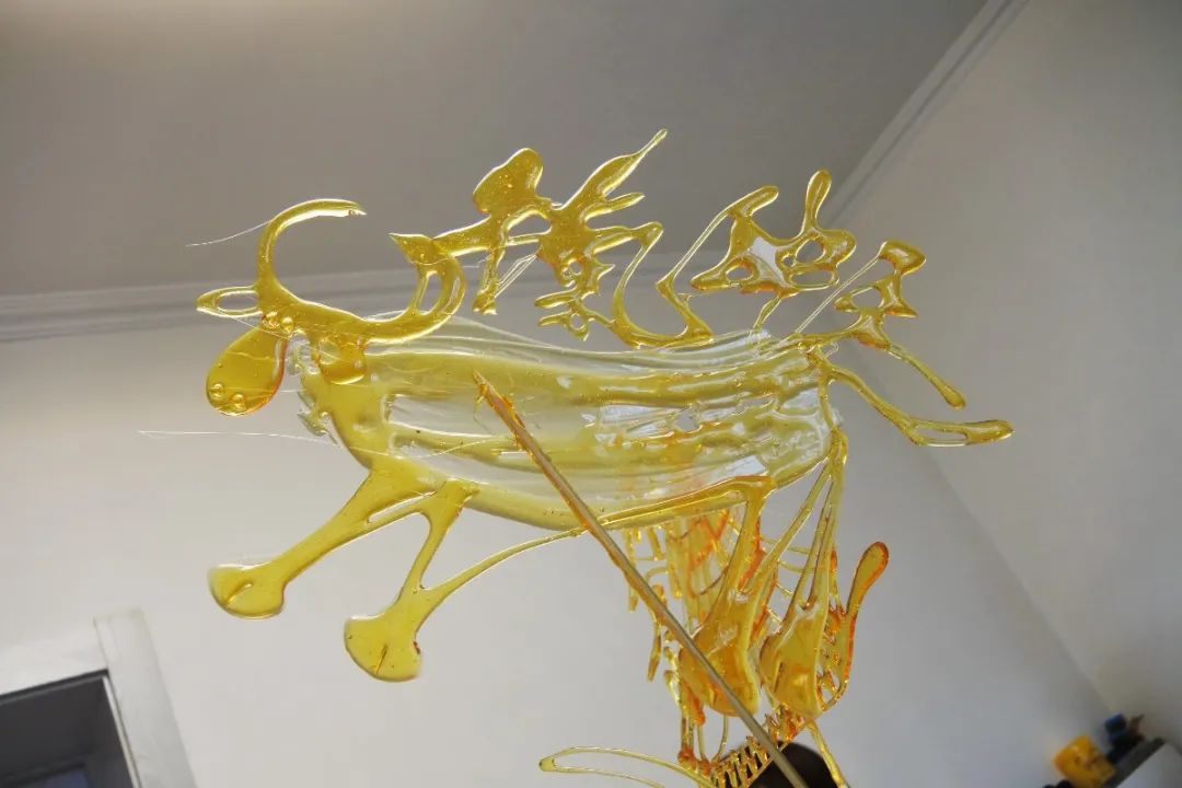 姚兴波家传糖画技艺,从事糖画创作35载,擅长花鸟鱼兽等图案,创作的