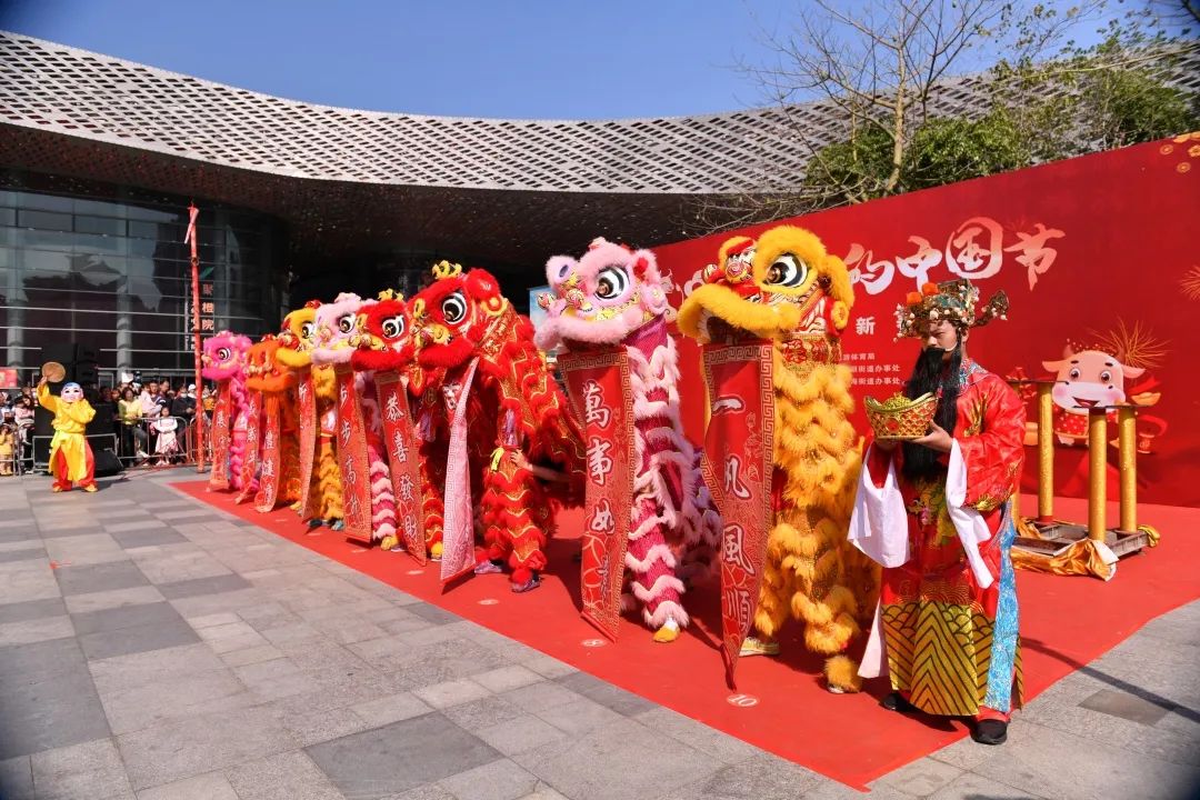 五彩繽紛的醒獅,伴著熱鬧的鑼鼓聲送來新年的祝福,讓市民朋友近距離