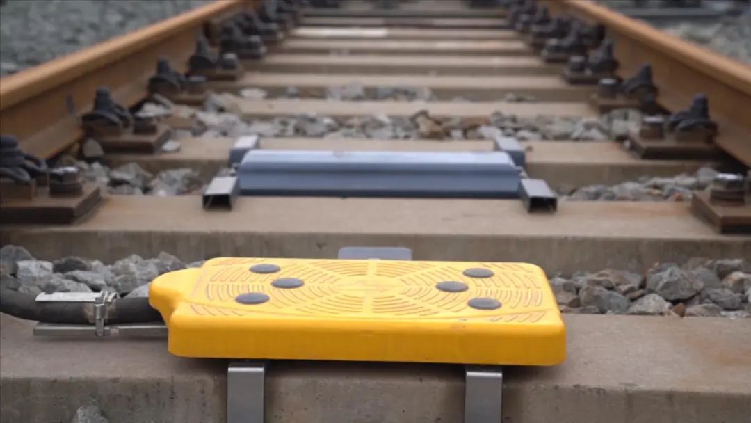 动车车底装有应答器,动车能跑多快,怎么跑,前面的线路是爬坡,降坡