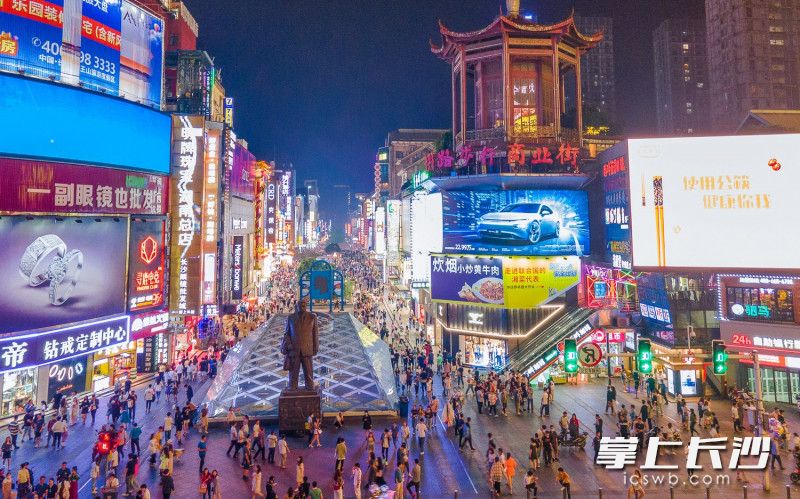 提质改造后的黄兴路步行街,是长沙商业最繁华的片区.