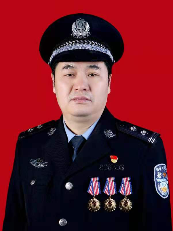 2000年10月参加公安工作,现任禹州市公安局刑侦大队教导员,二级警督