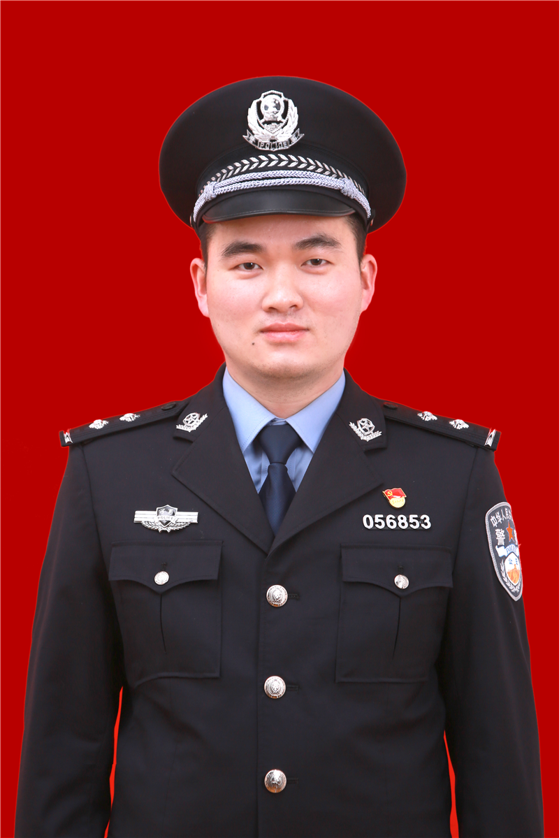 4月8日出生,中共党员, 本科文化,2016 年 7月参加公安工作, 二级警司
