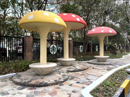 蘑菇亭,花坛以及蜿蜒的路径,夏日可乘凉消暑,冬日可闲庭信步.