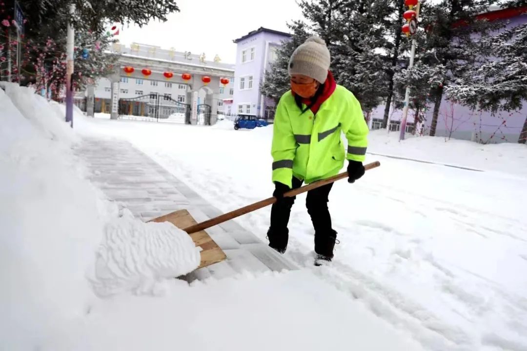 新春走基层丨阿木尔环卫工人清雪忙