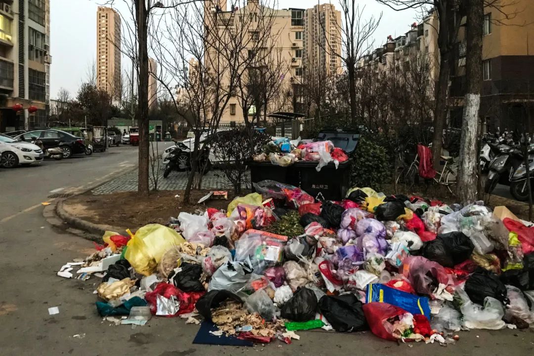 垃圾成堆徐州这个小区停摆了