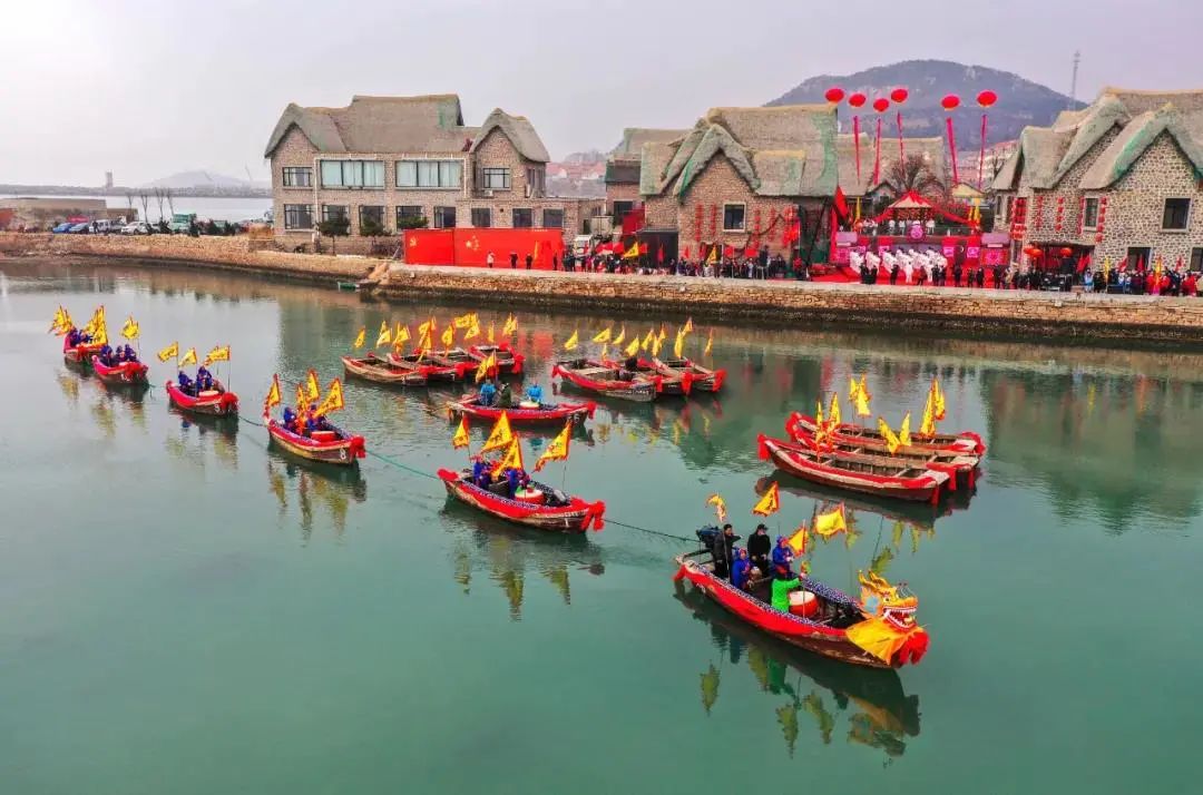 山东荣成渔村村晚让游子追捧点赞