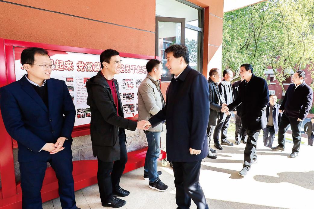 汪立耕,张春萍,罗建国及市政府秘书长张维汉等先后来到四套班子机关