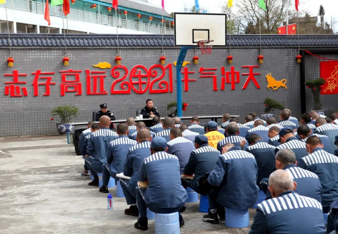 五监区操场上,监区长张国烨正在给服刑人员开展集中教育.