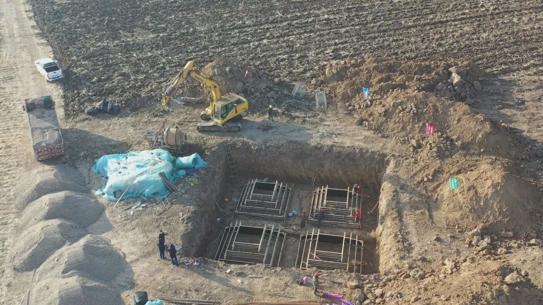 一大早,施工人员就早早进入工地,焊接,支模等工序都已经开工建设,虽然