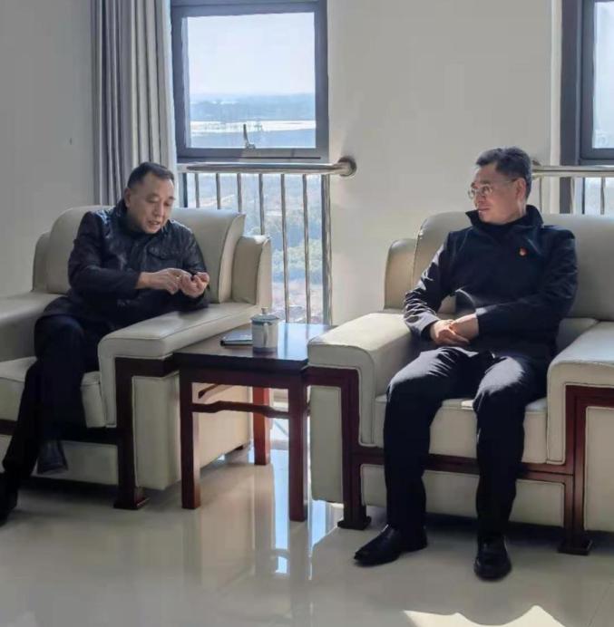 基层动态长丰法院长丰县委常委政法委书记俞成山看望慰问法院干警