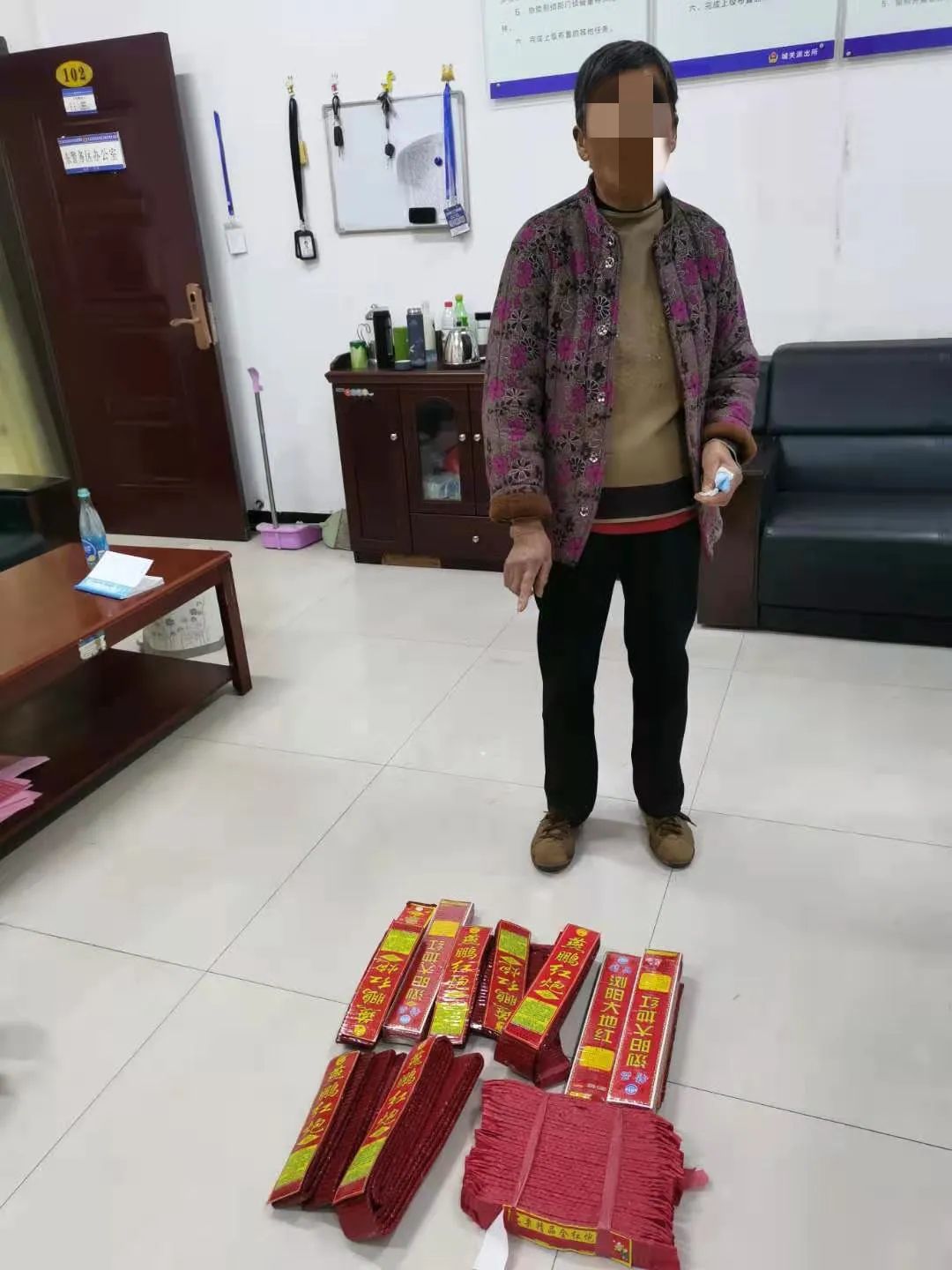 发现城区某副食店内储存有红炮2大挂,8小挂,大地红3挂,精品红炮32小挂