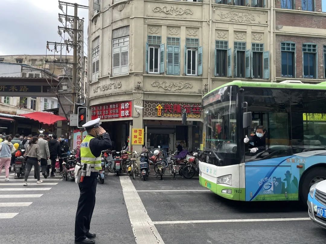 太暖心丨这些高难度动作厦门警察蜀黍做到了