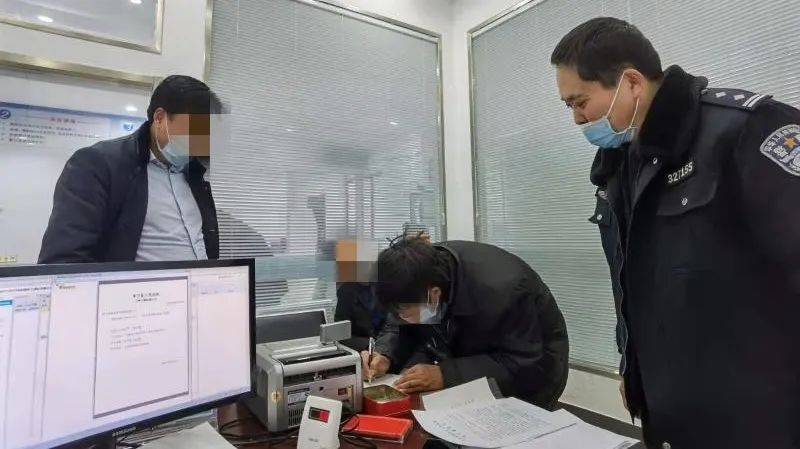 行现场出示搜查令核查账册流水核对账本取证安抚当事人情绪封锁执行现场