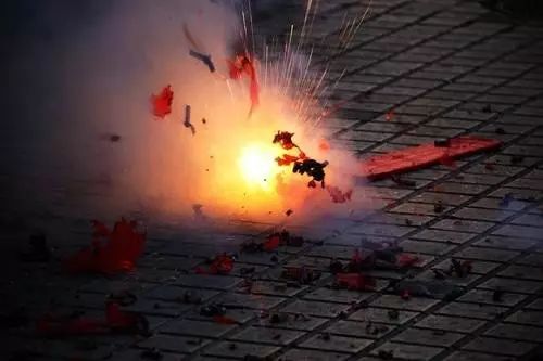 此起彼伏的鞭炮声,刺鼻的火药味,让不少市民不堪其扰,燃放烟花产生的