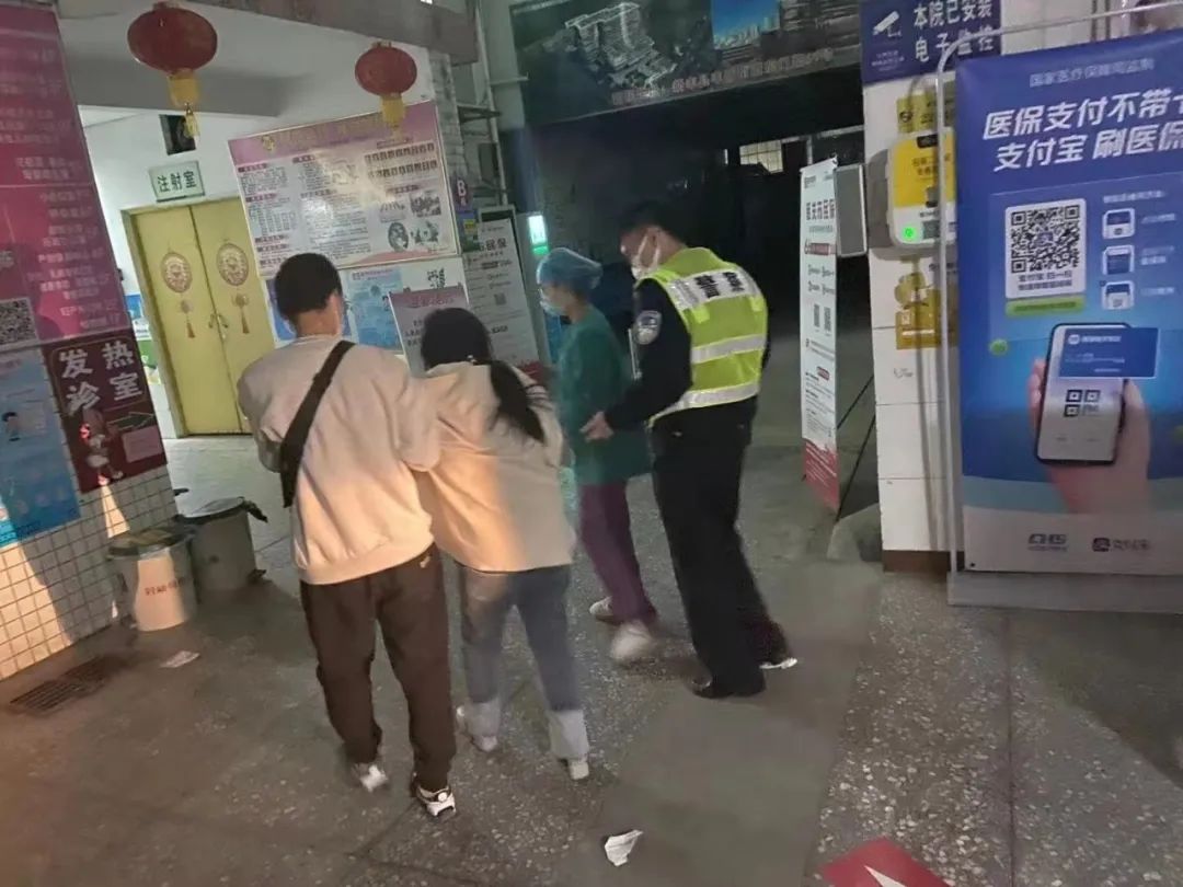 临产孕妇突发状况，车辆高速被困，高速交警紧急救助_澎湃号·政务_澎湃新闻-The Paper